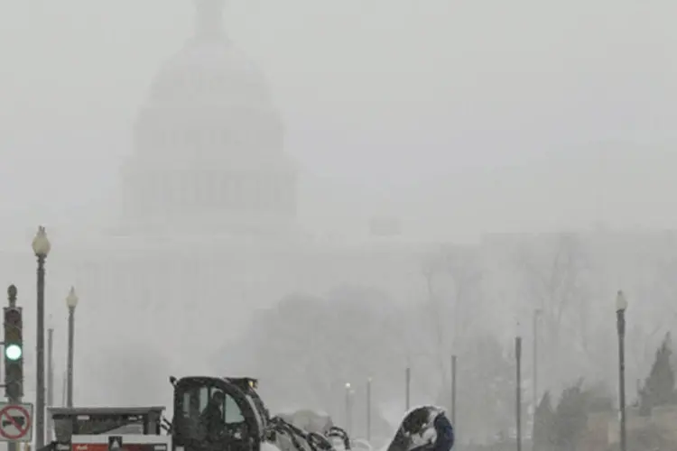 
	Varredor de neve tenta manter uma rua aberta em frente ao Capit&oacute;lio dos Estados Unidos durante uma nevasca em Washington
 (Gary Cameron/Reuters)