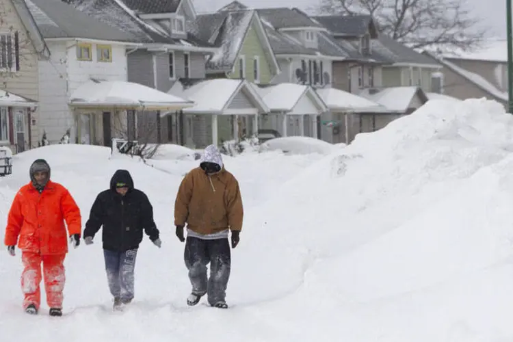 Pedestres caminham em uma rua coberta de neve em Lackawanna, próximo de Buffalo, Nova York (Aaron Lynett/Reuters)
