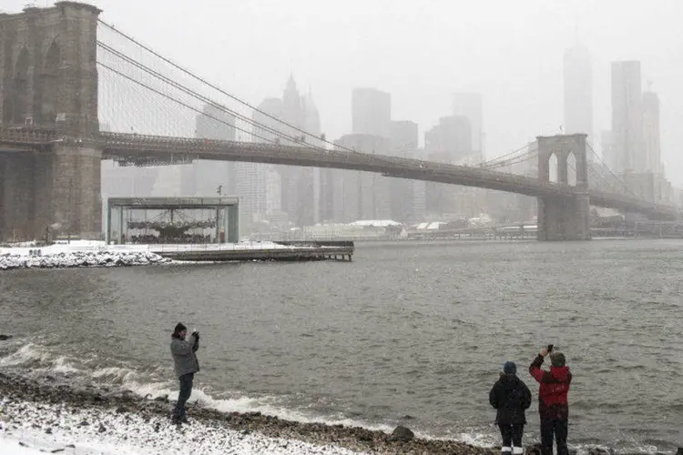 Vista de Manhattan e da ponte do Brooklyn durante tempestade de neve em Nova York (Stephanie Keith/Reuters)