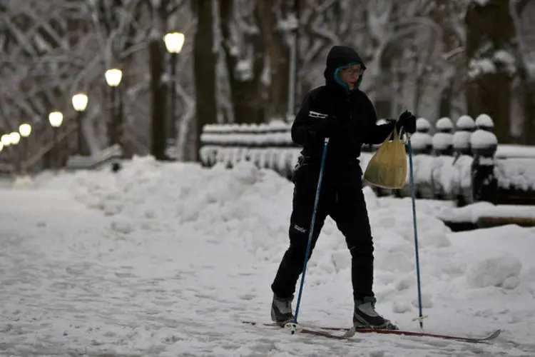 
	Mulher esquia durante nevasca
 (Carlo Allegri/Reuters)