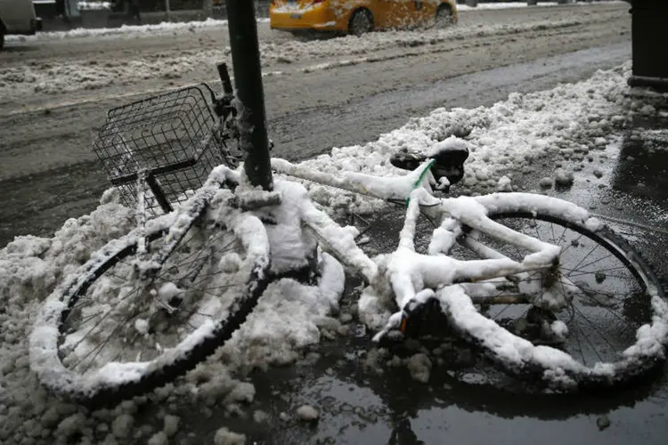 
	Neve em NY: ainda h&aacute; problemas nas linhas que conectam os bairros de Nova York aos de Long Island
 (Mike Segar/Reuters)
