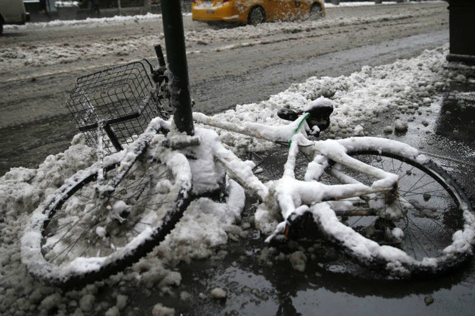 Nova York retoma rotina após tempestade de neve