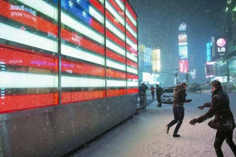 Jovens fazem guerra de bola de neve na Times Square, em NY (REUTERS)