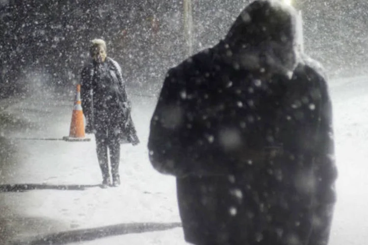 
	Nevasca em Connecticut: neve j&aacute; est&aacute; causando transtornos em outros locais
 (REUTERS/Adrees Latif)