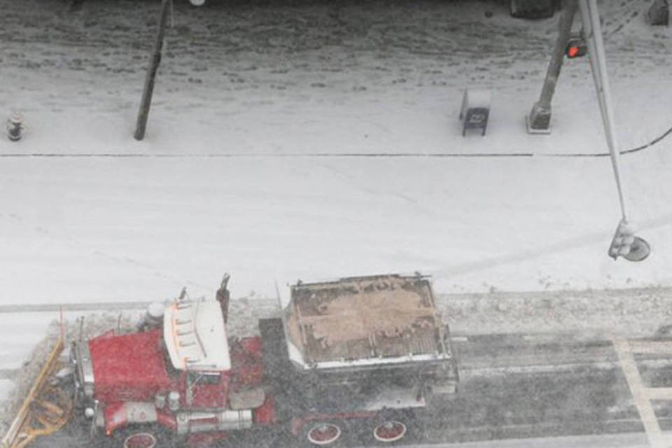 Tempestade de inverno nos EUA deixa Massachusetts sem carros