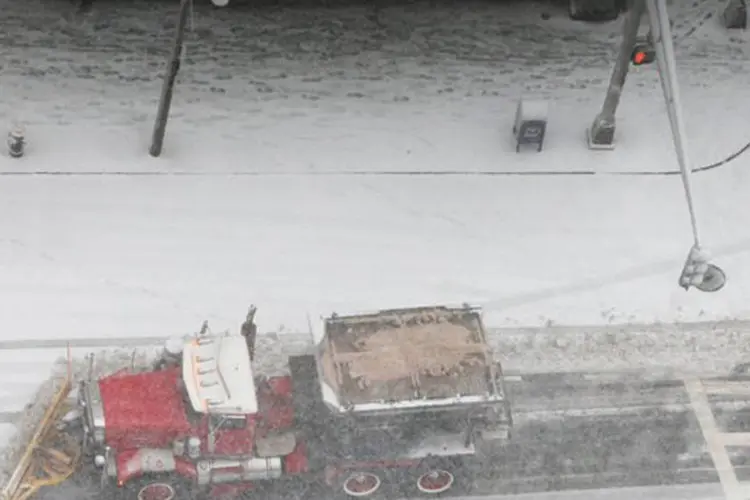 Veículo remove a neve de uma rua de Boston (AFP/ Mario Tama)
