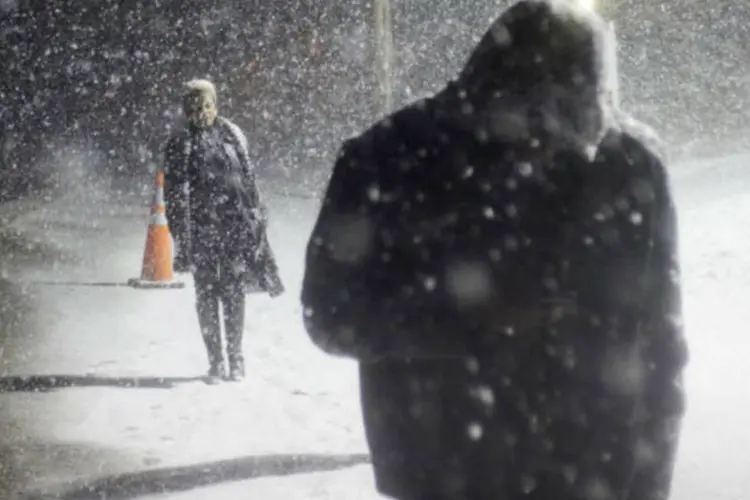 Pessoas caminham sob nevasca em Connecticut, nos Estados Unidos (REUTERS/Adrees Latif)