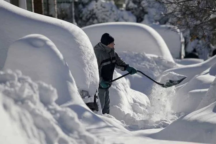 
	Moradores retiram neve das ruas em Washington: a capital dos EUA ainda estava paralisada, com v&aacute;rios &oacute;rg&atilde;os do governo permanecendo fechados
 (REUTERS/Rickey Rogers)