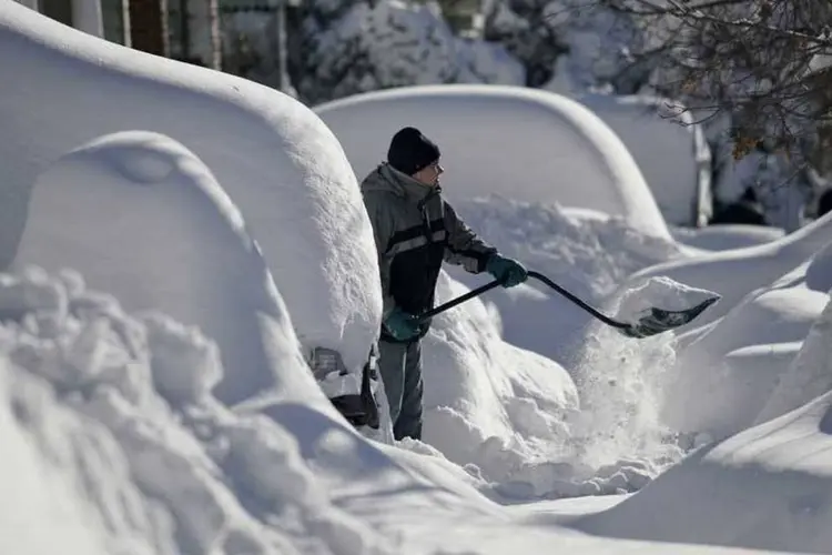 
	Moradores retiram neve das ruas em Washington: a tempestade foi a segunda maior na hist&oacute;ria de Nova York
 (REUTERS/Rickey Rogers)
