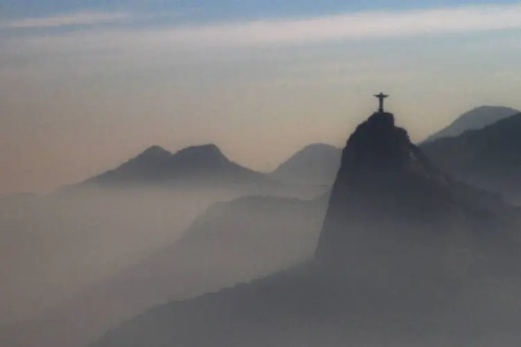 Névoa no Rio de Janeiro: operações de decolagem estão sendo feitas por instrumentos (LatinContent/Getty Images)