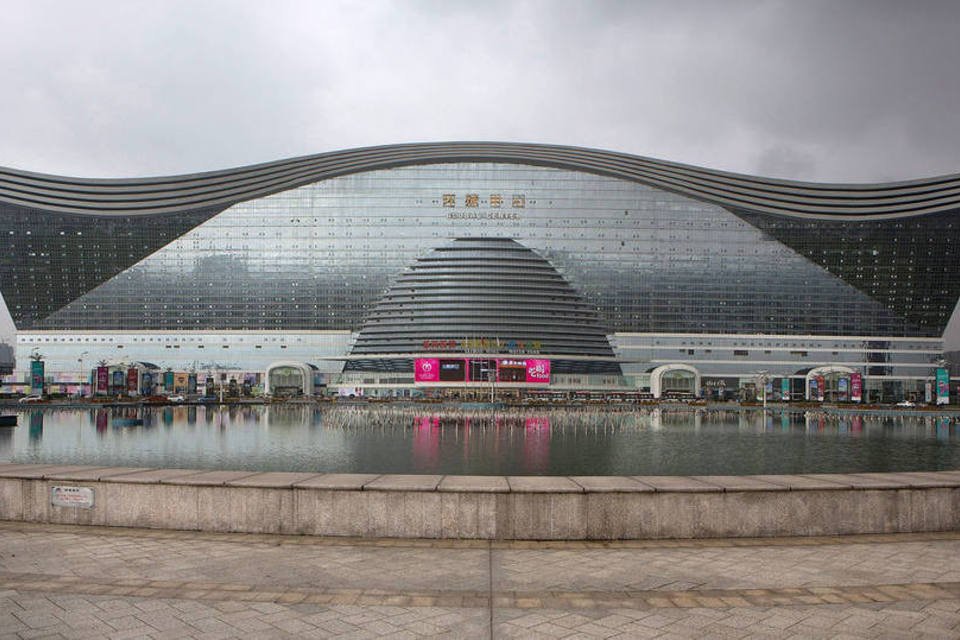 
	Global Center: o edif&iacute;cio fica no moderno distrito de arranha-c&eacute;us do sul de Chengdu, capital da prov&iacute;ncia interior chinesa de Sichuan
 (Taylor Weidman/Getty Images)