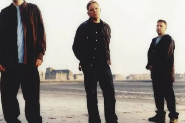 New Order retorna sem seu baixista original, Peter Hook (à direita), que está brigado com a banda (Divulgação/Veja)