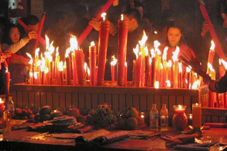 A tradição chinesa manda que as pessoas voltem para casa nesta época para comemorar com a família (Wikimedia Commons)