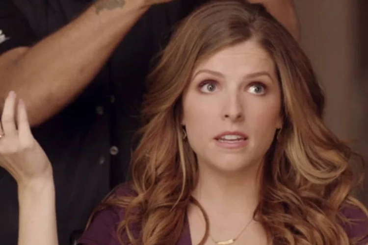 Comercial da Newcastle Brown: marca traz a atriz Anna Kendrick contando como seria foi a sua quase participação nesse suposto comercial. (Reprodução/YouTube/Newcastle Brown)