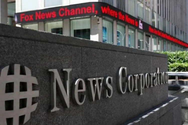 
	Pr&eacute;dio da News Corporation em Nova York: O resultado do trimestre inclui um gasto extraordin&aacute;rio de US$ 67 milh&otilde;es relacionado &agrave;s investiga&ccedil;&otilde;es, que est&atilde;o em andamento, sobre um esc&acirc;ndalo de escutas telef&ocirc;nicas
 (Brendan McDermid/Reuters)