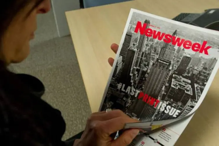Mulher folheia a última edição impressa da "Newsweek": o Washington Post vendeu a Newsweek ao multimilionário californiano Sidney Harman por um dólar em 2010 (©afp.com / Karen Bleier)