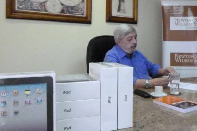 O advogado Newton Silveira, que defende a Transform, e os iPads apreendidos (Célio Yano/EXAME.com)