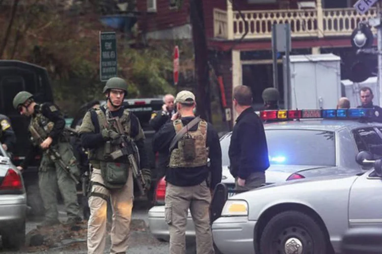 
	Policiais de Connecticut investigam uma esta&ccedil;&atilde;o de trem ap&oacute;s a den&uacute;ncia de uma pessoa suspeita em Ridgefield
 (Mario Tama/AFP)
