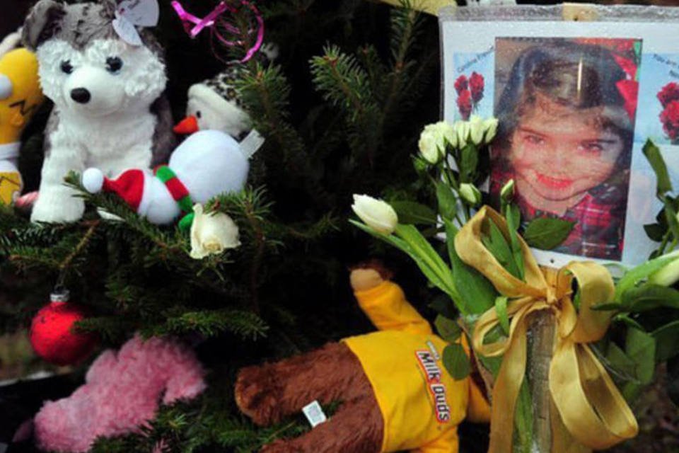 Newtown realiza primeiros funerais após massacre em escola