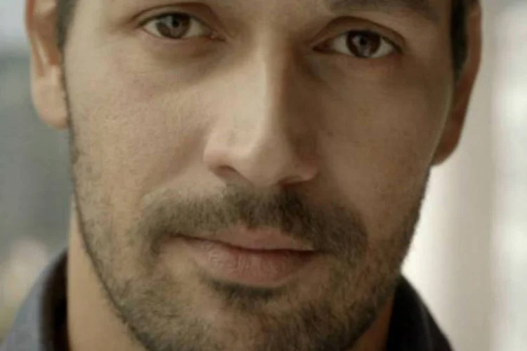No vídeo final, que será divulgado nas redes sociais, as pessoas conhecerão a história completa do casal, como Vitor tomou coragem para fazer o pedido e reação de Laura (Reprodução)