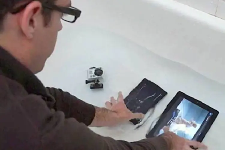 Num dos testes, o Nexus 7 e o novo iPad foram submersos numa banheira (Reprodução)