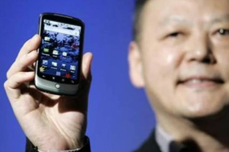 Peter Chou, CEO da HTC, exibe Nexus One: estimativas sugerem um início menos que brilhante para o plano do Google de expandir seu papel no setor de telefonia móvel. (.)