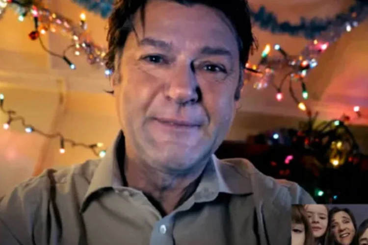 Trecho de comercial do Google Nexus 7: Graças ao Google Nexus 7, um homem tem a oportunidade de “estar” com sua família no Natal (Reprodução)