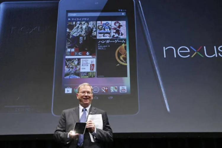 Eric Schmidt segura tablet Nexus 7, fabricado pelo Google em parceria com a Asus (REUTERS)