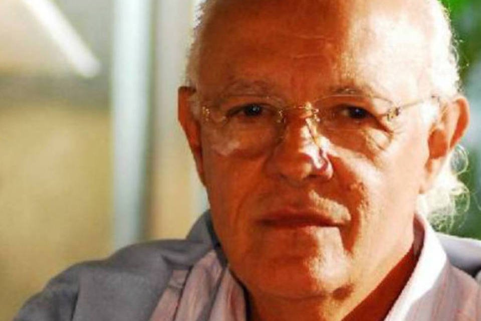 Ney Latorraca está em processo de despertar, diz boletim