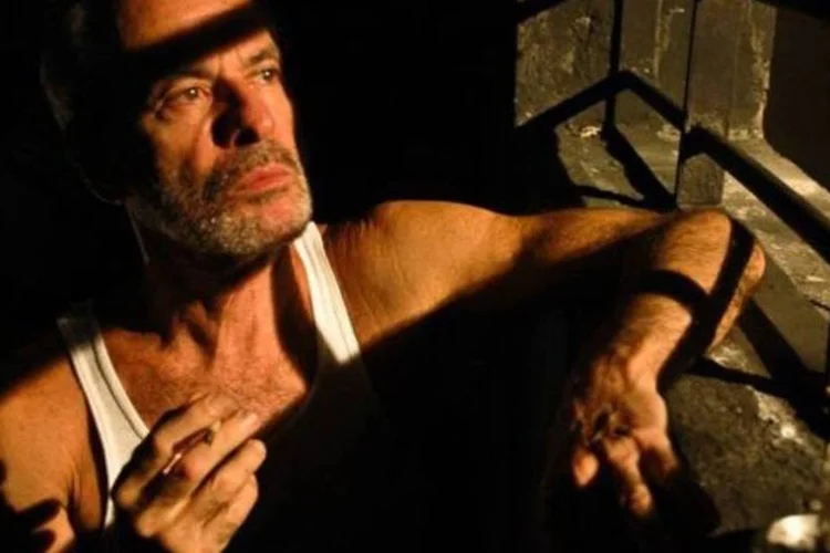 Envelhecimento transforma o personagem vivido pelo cantor, agora um detento bastante peculiar (Divulgação)