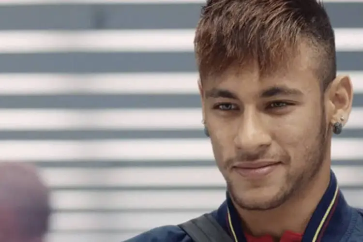 Neymar em vídeo: filme acompanha a comissária de bordo, desde o momento em que o avião chega ao país até o momento em que ela vai a um jogo de futebol (Reprodução)