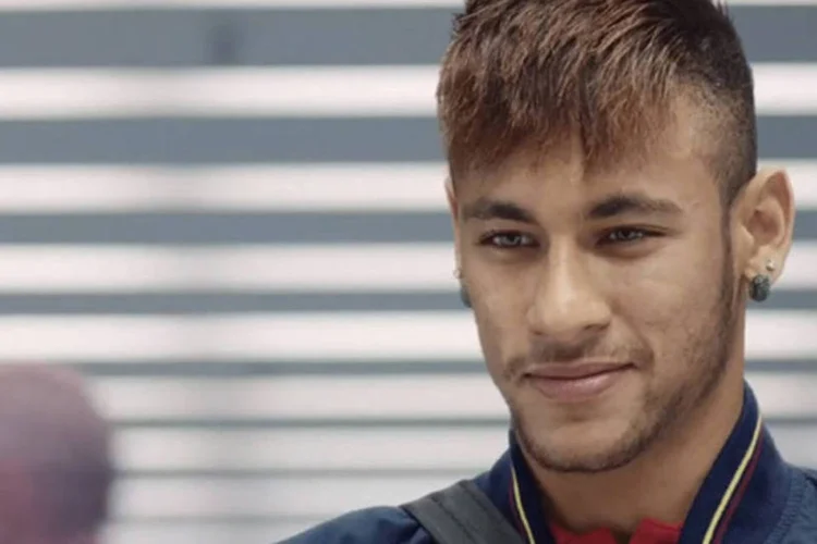 Neymar em vídeo: filme acompanha a comissária de bordo, desde o momento em que o avião chega ao país até o momento em que ela vai a um jogo de futebol (Reprodução)