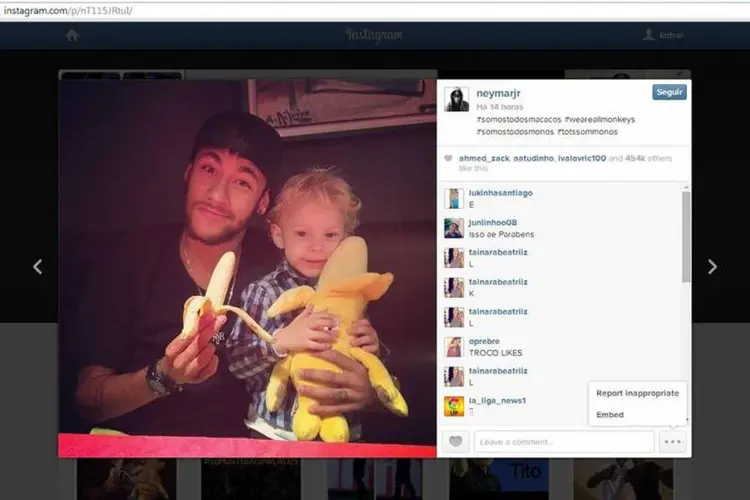 O jogador Neymar com seu filho, em apoio a Daniel Alves, do Barcelona: #somostodosmacacos, escreveu Neymar (Reprodução/Instagram/neymarjr)