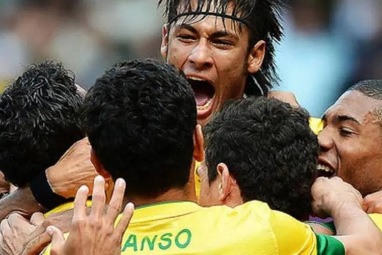Neymar comemora o seu gol contra a Bielorrússia, em 29/07/2012 (Andrew Yates/AFP)