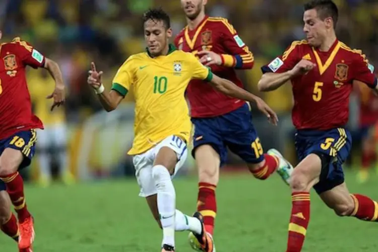 
	Neymar cercado de jogadores espanh&oacute;is no final da Copa das Confedera&ccedil;&otilde;es
 (Getty Images)