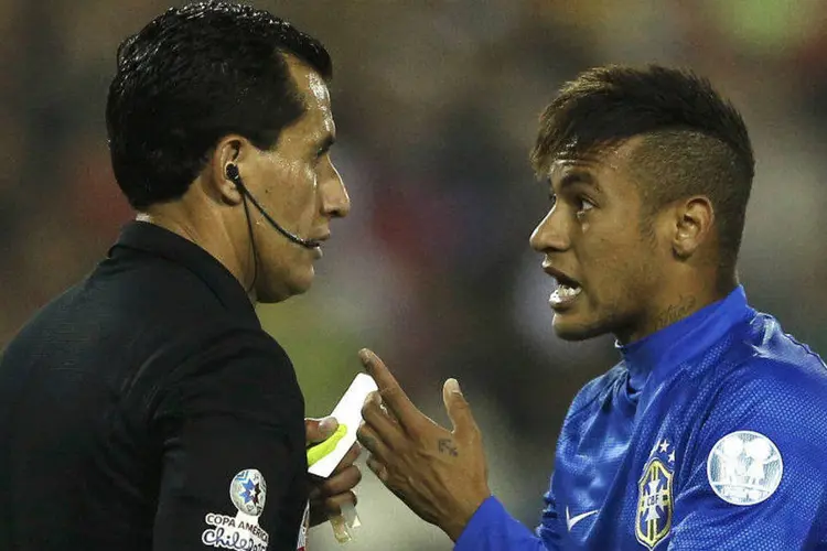 
	Neymar discute com o &aacute;rbitro Enrique Osses durante jogo do Brasil contra a Col&ocirc;mbia
 (REUTERS/Ivan Alvarado)