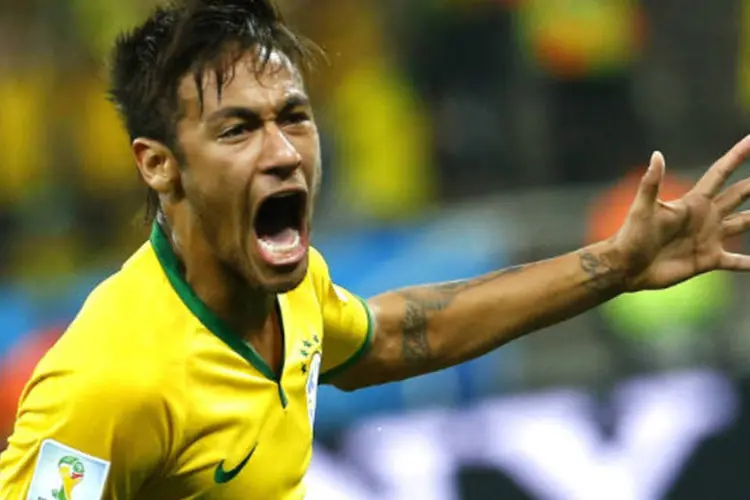 
	Neymar comemora o seu primeiro gol contra a Cro&aacute;cia: torcida chegou na Argentina
 (REUTERS/Damir Sagolj)
