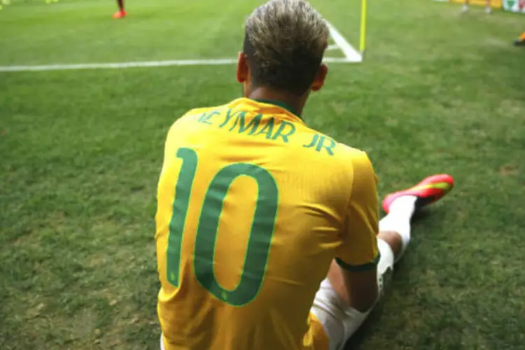 
	Neymar fica no ch&atilde;o depois de ser empurrado
 (REUTERS/Michael Dalder)
