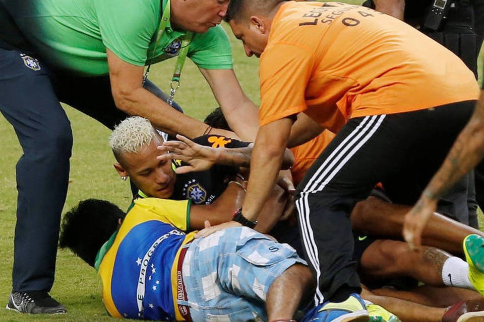 Torcida invade treino da seleção em Manaus e derruba Neymar
