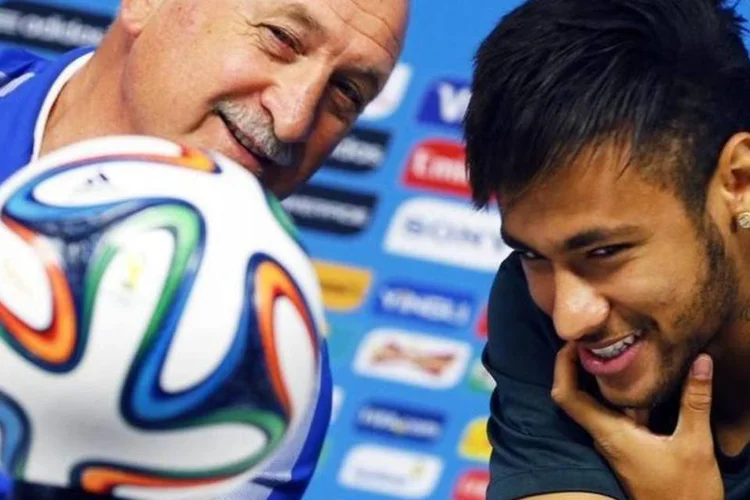 Luiz Felipe Scolari e Neymar antes do treino final da selação em São Paulo (Damir Sagolj)