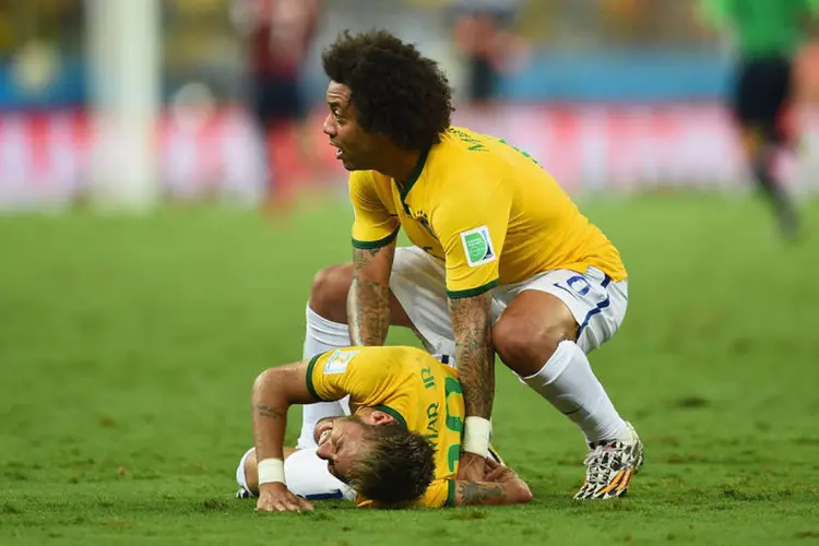 Marcelo chama ajuda médica após Neymar receber uma pancada nas costas, em Fortaleza (Jamie McDonald/Getty Images)