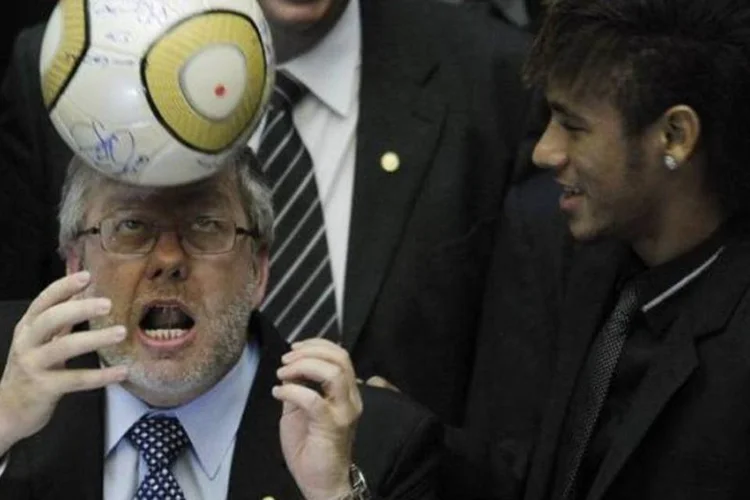 Marco Maia, presidente da Câmara, tenta cabecear bola ao lado do atacante Neymar durante sessão de homenagem ao centenário do Santos (Ueslei Marcelino/Reuters)