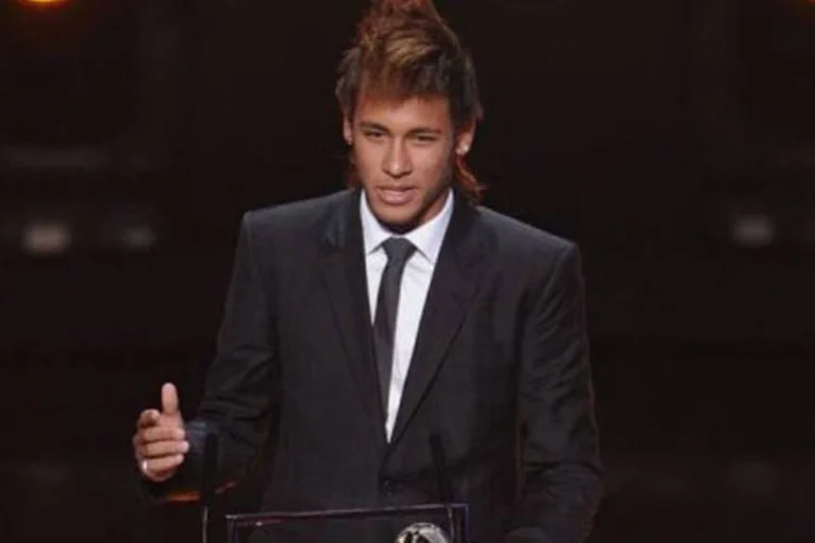 Neymar recebe o troféu Puskas em Zurique, na Suíça (AFP / Franck Fife)