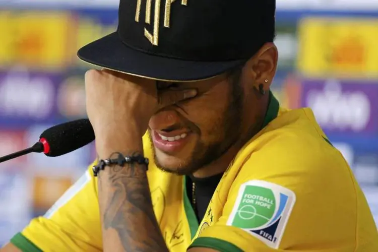 Neymar chora durante entrevista coletiva na Granja Comary, em Teresópolis (Marcelo Regua/Reuters)