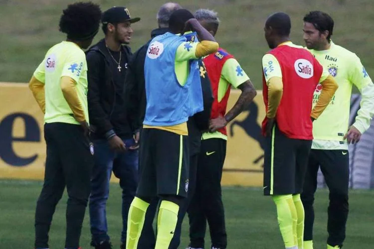 Neymar conversa ao retornar à Granja Comary, em Teresópolis (Reuters)