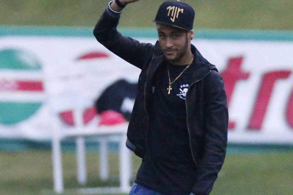 Neymar se junta à seleção brasileira na Granja Comary