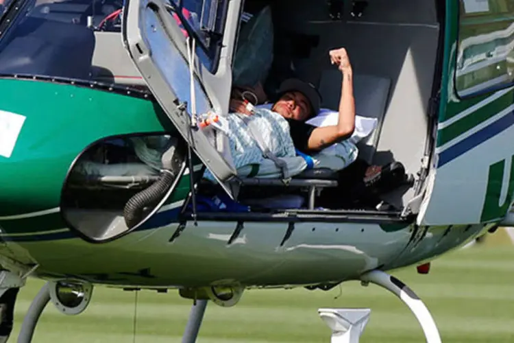 Neymar no helicóptero antes de deixar a concentração da seleção no Rio (REUTERS/Marcelo Regua)