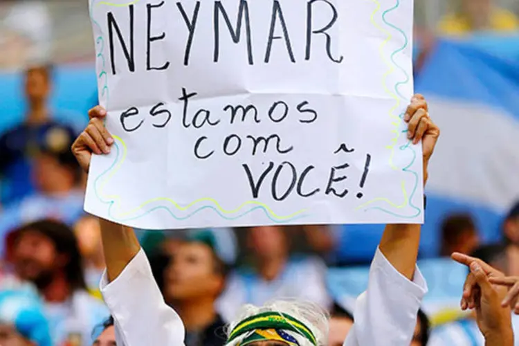 Torcedor segura cartaz com mensagem de apoio a Neymar no Estádio de Brasília (REUTERS/Dominic Ebenbichler)