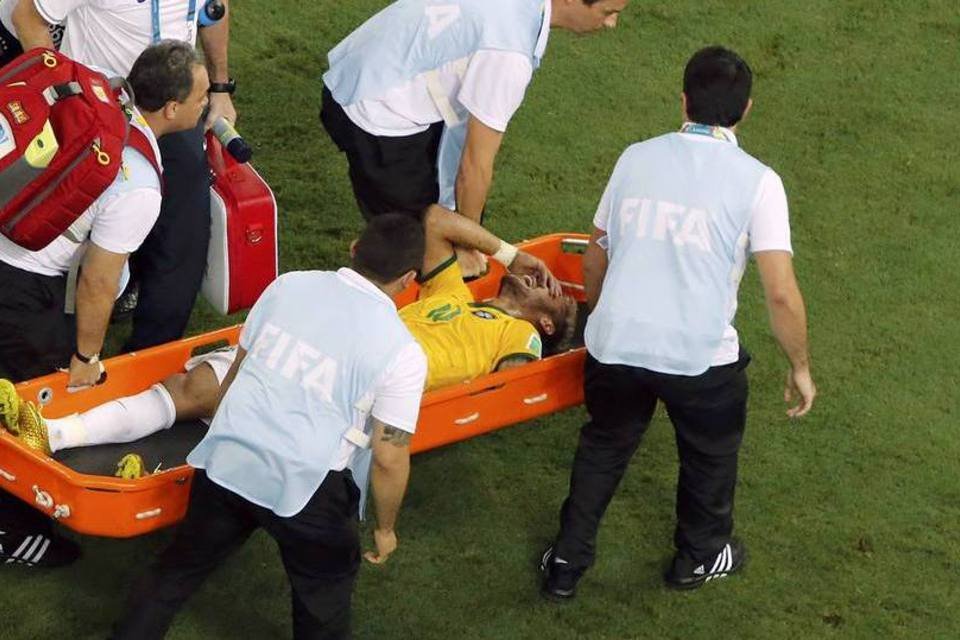 Neymar sendo retirado de maca após receber uma pancada nas costas (Fabrizio Bensch/Reuters)