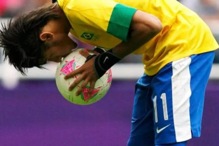 
	Neymar jogando futebol na Olimp&iacute;adas de 2012: Neymar e Oscar s&atilde;o os atletas mais badalados do elenco
 (David Moir/Reuters)